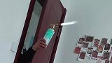女儿发烧后，父亲拿喷枪给空气消毒