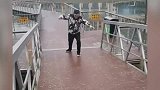 搞笑视频路面结冰也是有好处的，最起码能练会劈叉