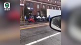 纽约市民拍到医院用集装箱卡车装遗体 边哭边说：这是真的！