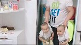 妈妈不在家，爸爸居然这样对双胞胎儿子，这是亲爹干的事吗