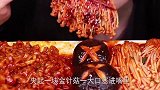 美女极限挑战“变态爆辣”蘑菇，一口秒吞真过瘾，看着都胃疼