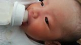 新生儿喝奶，嘴巴咕咚咕咚咽，鼻子哼哧哼哧响，好忙好搞笑