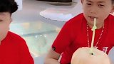 袖珍人集体喝椰子，这场面真壮观