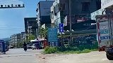 一边是水泥路一边是沥青路