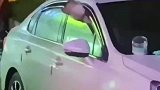 这台车的主人咋想的，把哈士奇单独放车里