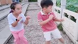 4岁萌娃跳偷鸡舞，这小眼神真是太到位了，看完差点笑岔气！