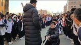 史上最淡定的班主任，学生们拔河比赛，优秀的老师总是最暖心！