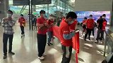 恒大球迷机场拉横幅献歌声  鼓励球队再接再厉