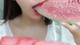 西瓜经过低温冷冻，皮和瓤都是同样的口感了！怪不得小姐姐吃皮