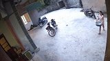 监控拍下熊孩子刹车失灵闯进家门，这下总算老实了