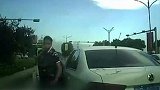 前车车主斑马线前主动礼让行人，被后车逼停后，对方竟发飙了