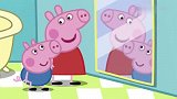 小猪佩奇：佩奇看到镜子，去找闪亮的东西，拿着勺子玩！