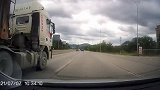 开车路上真不能靠近大货车，这种堪比谋杀，后视镜是装饰吗