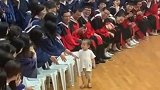 福建一大学毕业典礼突现2岁萌娃 与硕博士挨个握手示意后被抱走