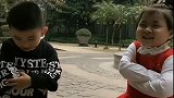 两个萌娃表演相亲，表情超搞笑，网友：这也太可爱了！