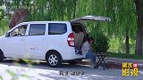 老师摆地摊生意不好，学生给老师支了一招，老师赚大了