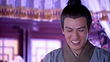 王爷要敬酒刚要起来没想到直接被踩住脚了，只能乖乖坐下