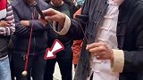 弹簧双球的魔术，原来是重力原理