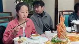 第一次吃这么大的龙虾，他们为什么都不吃虾头啊