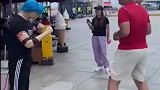 男子在路边飞踢踢假人，没想到下一秒重重摔在地上，看着都疼