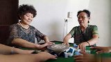 二货边打麻将边做生意，真是太有才了！
