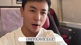 释小龙带女儿和朋友聚会，父女俩互动温馨有爱，此前妻子露面被拍颜值高