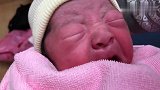 刚出生3个小时的新生儿，饿了是这个样子的，好可爱啊！