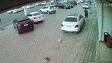男子真是命大之人，危险来临前，他似乎早有预感！
