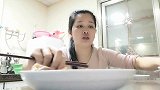 妹子开工后回家吃晚饭，边吃边谈公司机会多！还能去迪拜出差