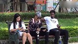 国外爆笑街头恶搞，手上的书籍燃烧了起来，妹子反应真好笑
