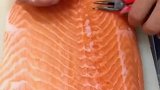 难怪吃三文鱼没有刺，原来是这样操作的啊