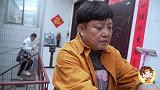 小伙想问妈妈要零花钱，不料妈妈出题刁难小伙，结局太搞笑了