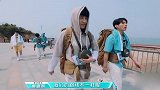 高嘉朗cos阿宝唱山歌，戴着头巾太搞笑了吧！