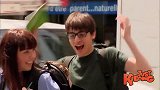 男子帮街头的女子拉开拉链，却被藏在包里的男子吓到，搞笑！