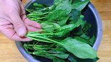 饭店炒的菠菜为什么那么好吃？原来是这样炒的，大厨教你方法技巧