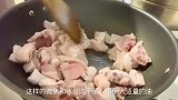 鸡肉别直接洗直接炒了，多一步会更鲜香嫩滑，加点香菇更美味