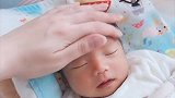 一周大的小宝宝睡觉全程表情丰富，太萌了！