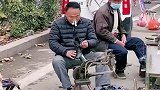大叔修鞋被熏得用纸巾堵住两个鼻孔