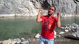 中国无人机质量如何？小伙在上面放可乐，起飞后太震撼了！