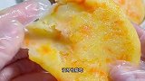 用土豆和胡萝卜做成这样的小饼，不加鸡蛋不加糖，软软糯糯真好吃