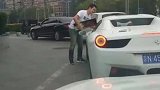 奔驰男子求爱法拉利女司机！惨遭拒绝后，就做出了这种事？