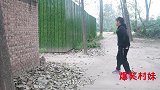 村妹和二货俩人打架，村妹竟然把二货打成了木乃伊，过程真搞笑