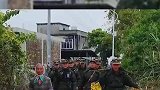 老奶奶的幸福瞬间，兵哥哥拉练途中帮老奶奶挑扁担