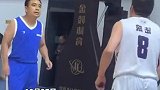 无法攻破的贴身防守，网友别说碰球了，看都看不见
