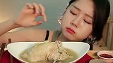 韩国美女吃鲍鱼乌鸡汤，用力吃鸡的样子真可爱