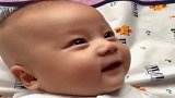 两个多月的小宝宝，跟爷爷聊天，咱也听不懂说啥，咱也不敢问