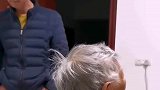 奶奶专心看电视没发现儿子，被捉弄还以为是孙女用手机在操作