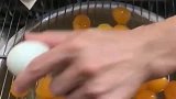 敲鸡蛋这手速厉害了，敲这么多蛋干嘛呀