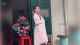 爆笑：妹子一下水，暴露了不少呀