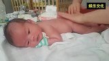 出生第20天的宝宝，做按摩是这个样子的，表情太可爱了